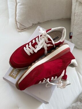 BRAND NEW Cushionaire Kicks Runner Sneakers in shade red size 7